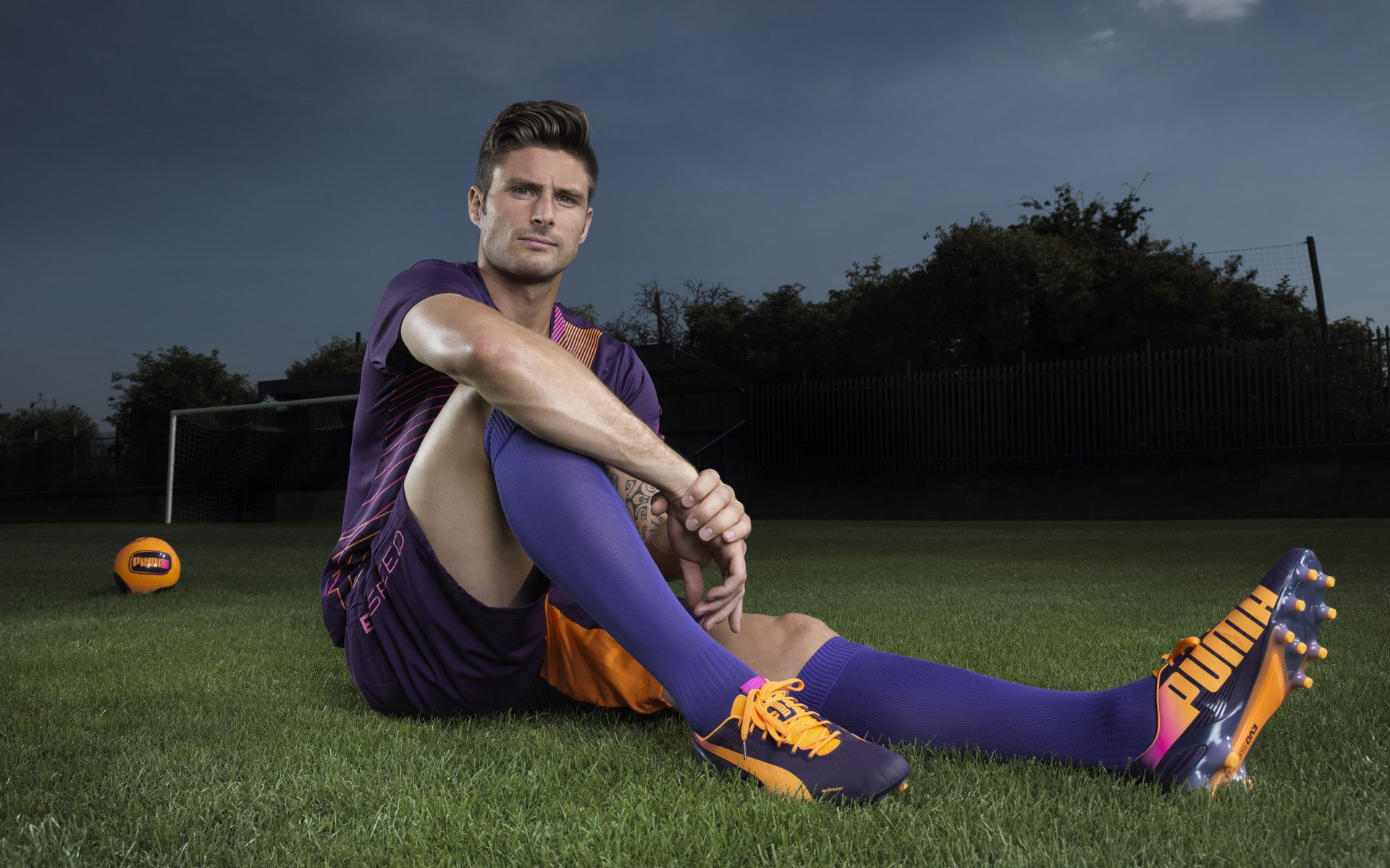 “简阳文体中心:羽毛球赛场高手对决,观众连连喝彩”